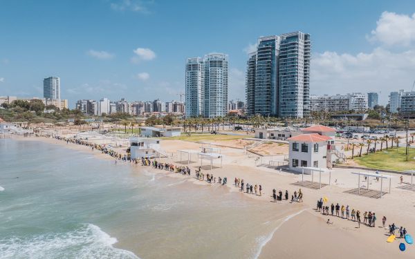 שרשרת ענק: אלפים נעמדו בחופים למען החטופים