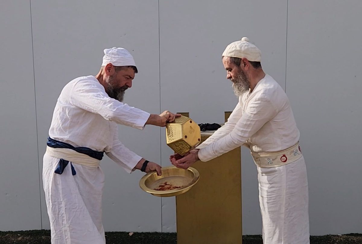 לקראת החג: תירגול הקרבת זבח הפסח על גבי מזבח ענק