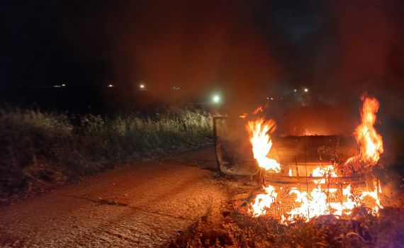 אלימות פלסטינים: פורעים שרפו רכב ביישוב בבנימין