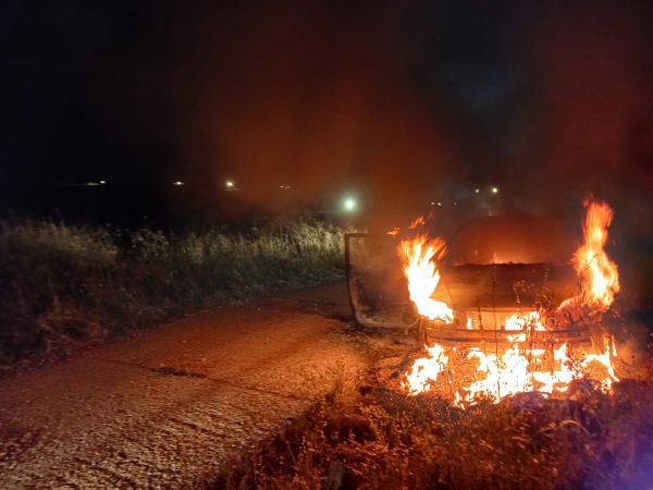 אלימות פלסטינים: פורעים שרפו רכב ביישוב בבנימין