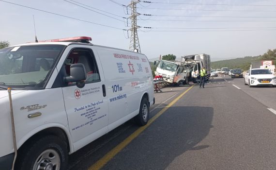 שני נהגי משאיות נפצעו קשה בתאונה בכביש 77