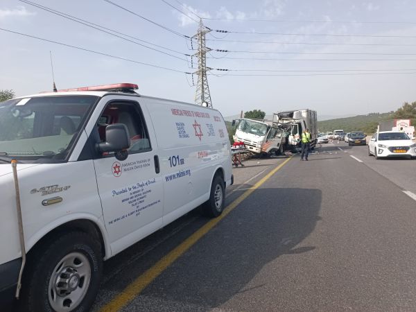 שני נהגי משאיות נפצעו קשה בתאונה בכביש 77