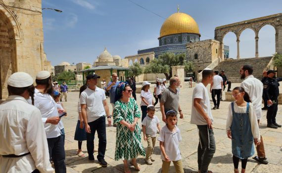 מועדים לשמחה: מעל לאלף יהודים עלו הבוקר להר הבית