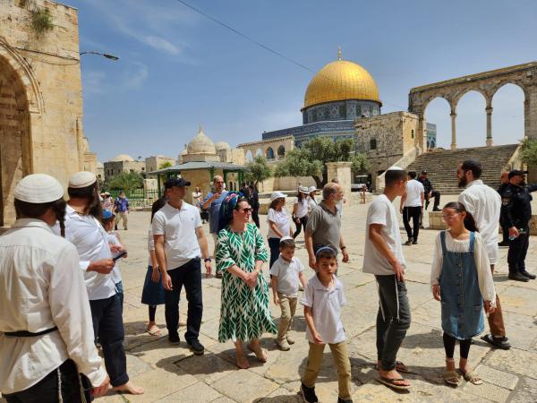 מועדים לשמחה: מעל לאלף יהודים עלו הבוקר להר הבית