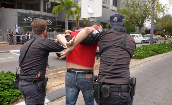 "צא מהממשלה": עצורים במחאה מול ביתו של גנץ