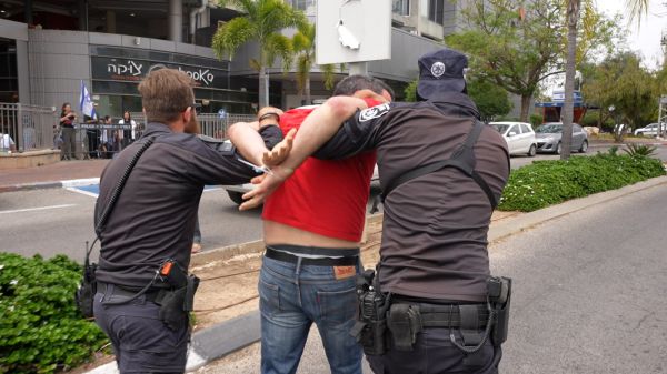 "צא מהממשלה": עצורים במחאה מול ביתו של גנץ