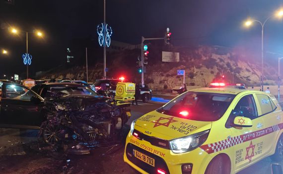 ירושלים: תאונה בין אוטובוס לרכב, פצוע קשה בזירה