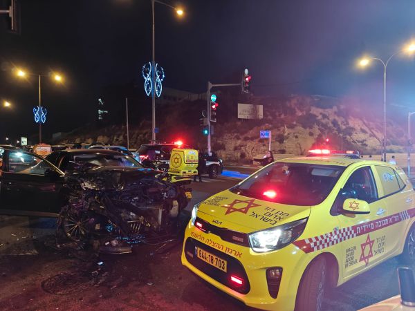 ירושלים: תאונה בין אוטובוס לרכב, פצוע קשה בזירה