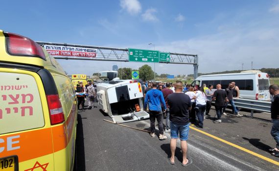 מחלף אולגה: 8 פצועים בתאונה בין שני מיניבוסים