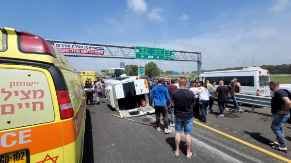 מחלף אולגה: 8 פצועים בתאונה בין שני מיניבוסים