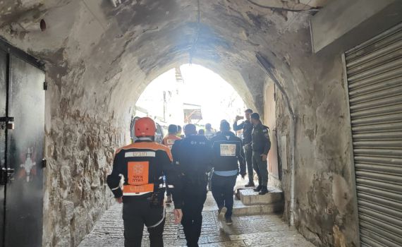 תיעוד הפיגוע: המחבל מסתער על השוטר ודוקר