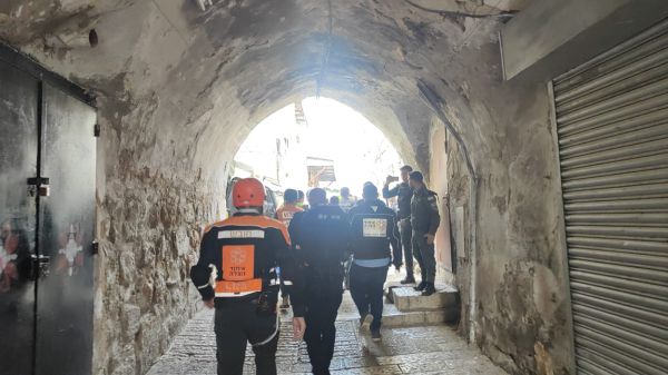 תיעוד הפיגוע: המחבל מסתער על השוטר ודוקר