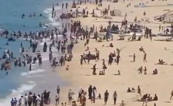 מאות עזתים תועדו בחוף ים, הגולשים זעמו: "ככה ננצח?"