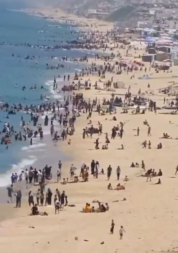 מאות עזתים תועדו בחוף ים, הגולשים זעמו: "ככה ננצח?"