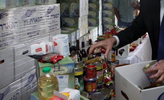 למה אי אפשר לחגוג פה חגים בלי ארגוני סיוע?