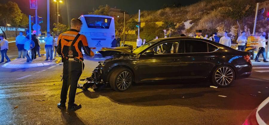 רכבו של השר חיים ביטון היה מעורב בתאונה; אביו נפצע קשה