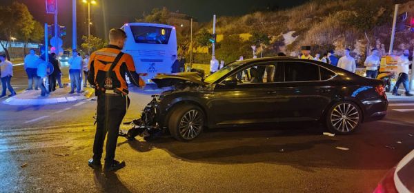 רכבו של השר חיים ביטון היה מעורב בתאונה; אביו נפצע קשה