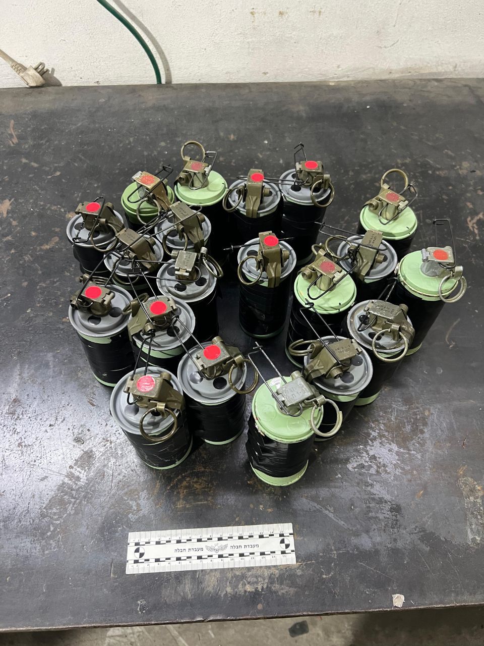 צלם מועדון הכדורגל הבריח רימוני עשן לבלומפילד