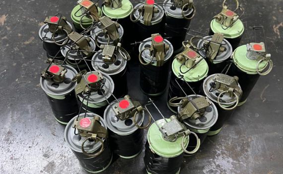 צלם מועדון הכדורגל הבריח רימוני עשן לבלומפילד