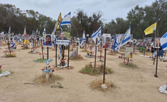 'רעים עצובים': ביקור בגיא ההריגה באמצע חג החירות