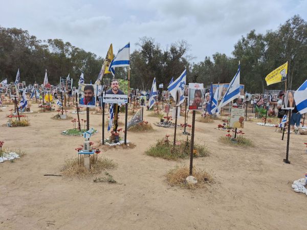 'רעים עצובים': ביקור בגיא ההריגה באמצע חג החירות