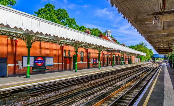 אירוע דקירה בלונדון: 5 פצועים בתחנת רכבת