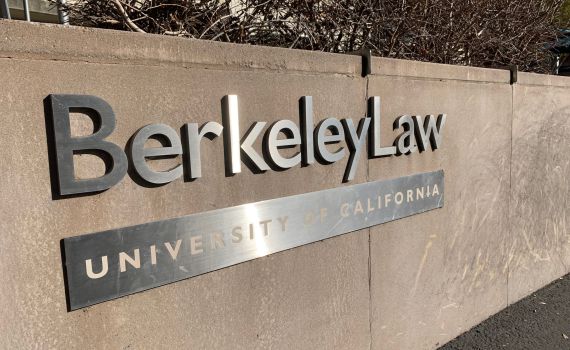 הדיקן היהודי ארח פלסטינים בביתו והם הפגינו נגדו