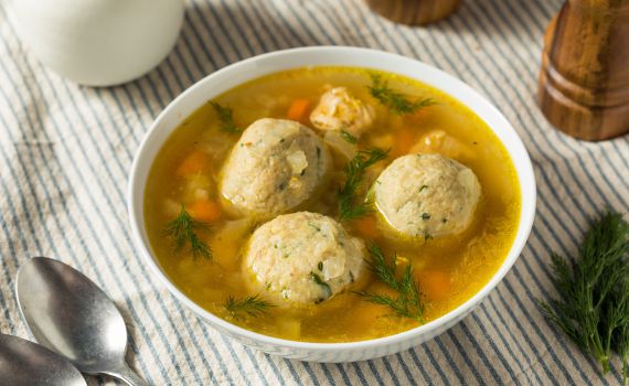 מתכון לפסח: כך תכינו מרק עם קניידלך, סימן ההיכר של הסדר