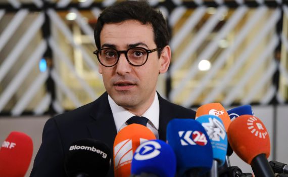 צרפת מתהפכת: שר החוץ מאיים בסנקציות על ישראל