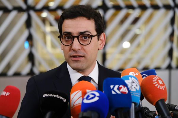 צרפת מתהפכת: שר החוץ מאיים בסנקציות על ישראל