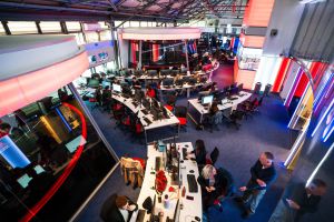 בשידור חי: מגיש i24NEWS מתנצל בפניי פעילת הימין