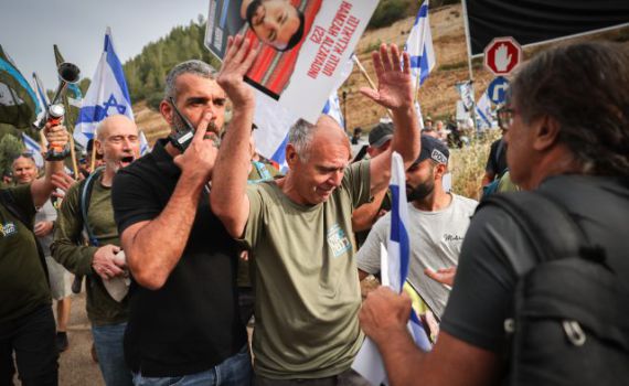 ניסו להצית רכבים ולחסום את כביש 1: 8 חשודים נעצרו