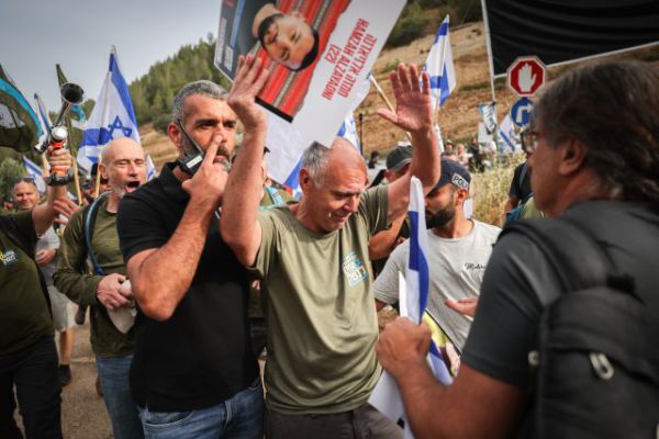 ניסו להצית רכבים ולחסום את כביש 1: 8 חשודים נעצרו