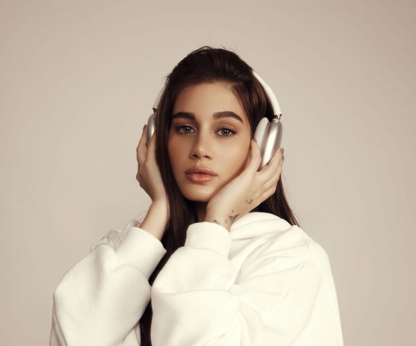 אחרי הפסקה של כמעט שנה: אלה לי בסינגל חדש