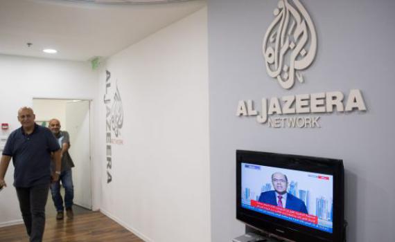 צפו: פקחי משרד התקשורת פושטים על משרדי אל ג'זירה