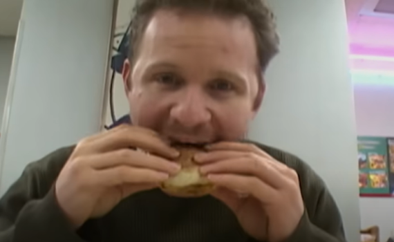 הבמאי שאכל מקדונלדס במשך חודש הלך לעולמו