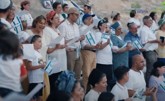 תושבי גוש עציון הניפו את דגל ישראל בשירת המונים