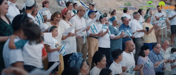 תושבי גוש עציון הניפו את דגל ישראל בשירת המונים