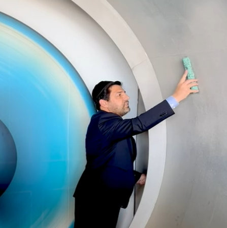 רגע לפני העונה החדשה: קביעת מזוזה בבית האח הגדול