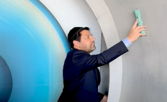 רגע לפני העונה החדשה: קביעת מזוזה בבית האח הגדול