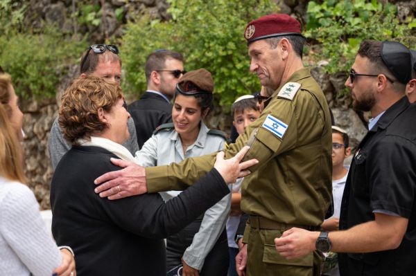 צפו: מפקדי צה"ל פוקדים את הקברים הצבאיים