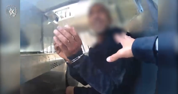 אישום: ערבי 'סייע' לקשישה עיוורת לחצות כביש ושדד אותה