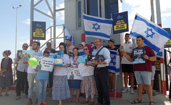 הוריו של החטוף איתן מור חגגו לו יום הולדת 24. צפו