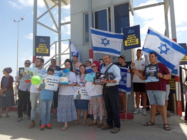 הוריו של החטוף איתן מור חגגו לו יום הולדת 24. צפו