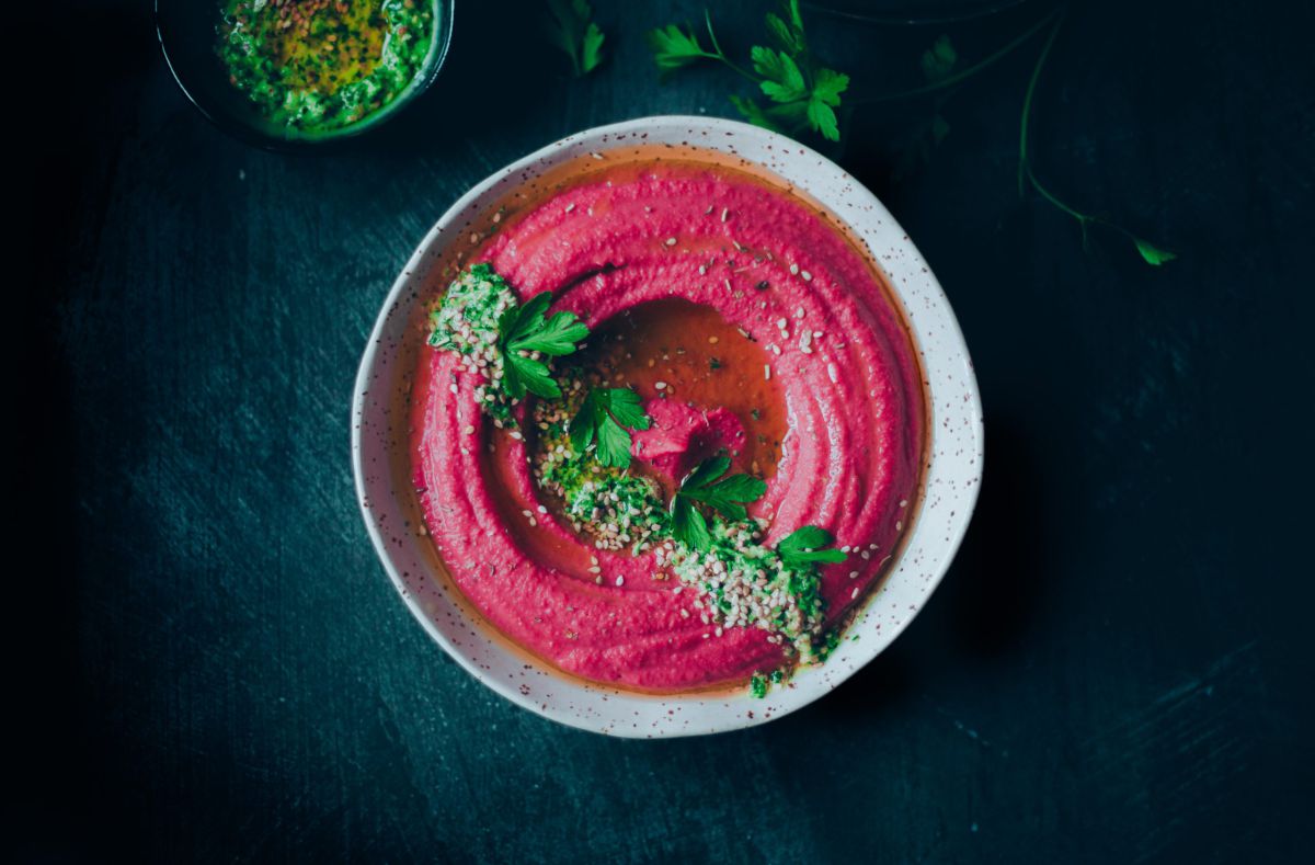 לצד הבשר במנגל: מתכון לחומוס ורוד משגע וחגיגי