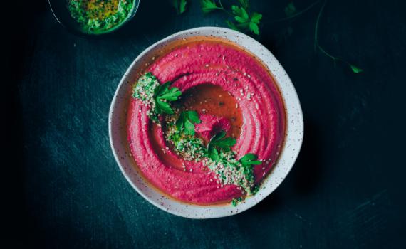 לצד הבשר במנגל: מתכון לחומוס ורוד משגע וחגיגי