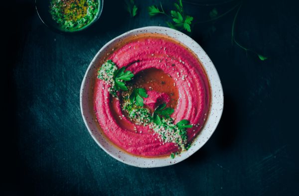 לצד הבשר במנגל: מתכון לחומוס ורוד משגע וחגיגי