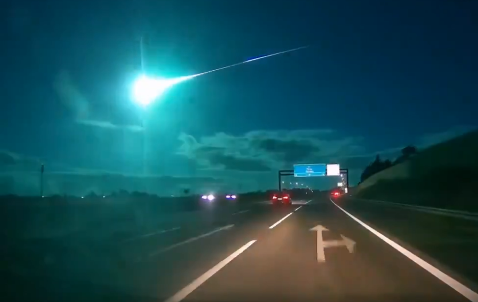 תיעוד דרמטי: מטאוריט האיר את שמי פורטוגל | צפו