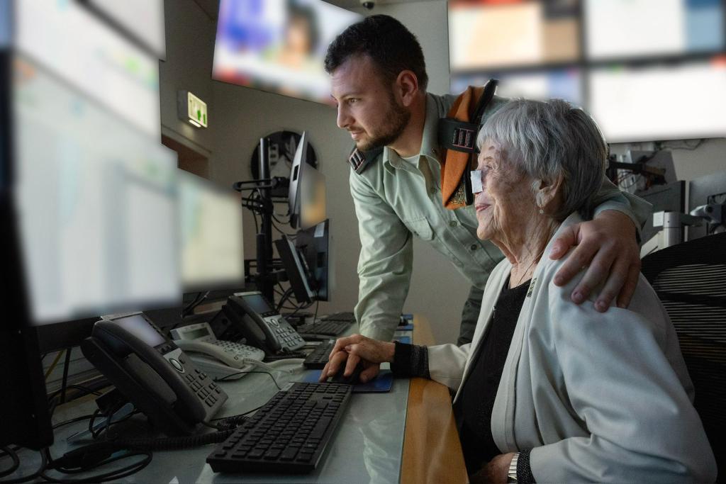 צפו: ניצולת שואה ונכדה הקצין הפעילו את הצפירה 