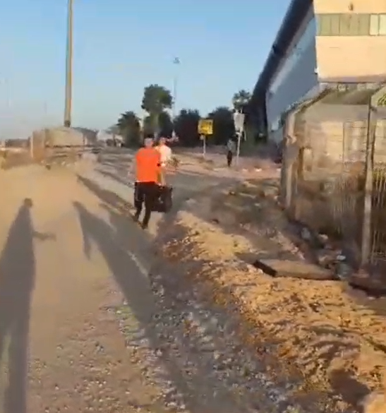 צפו: עשרות נערים התבצרו במעבר ארז וחצו את הגבול